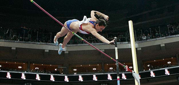 Isinbayeva sigue batiendo récords en casi todas las competiciones en las que participa. Isinbayeva sigue batiendo récords en casi todas las competiciones en las que participa.