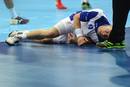 El island&eacute;s Gudjon Valur Sigurdsson cae durante una jugada en el partido de balonmano contra T&uacute;nez.