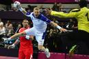 El island&eacute;s Gudjon Valur Sigurdsson saltando durante su disparo.