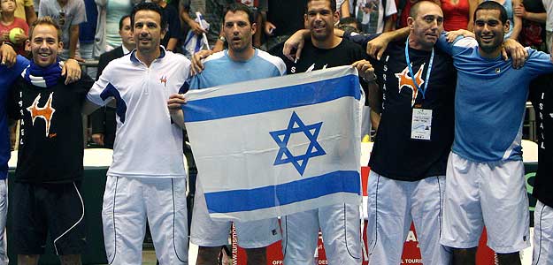 El equipo israel&iacute; celebra su pase a las semifinales de la Copa Davis, logrado en Tel Aviv ante Rusia.