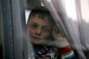 Uno de los ni&ntilde;os que han abandonado la Franja de Gaza despu&eacute;s de que Israel haya dejado salir a los palestinos con pasaporte extranjero ante una inminente ofensiva terrestre.