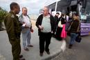 Palestinos se preparan para abandonar Gaza en autob&uacute;s a trav&eacute;s del punto fronterizo de Erez, en la frontera de Gaza con Israel, el 2 de enero de 2009. Las autoridades israel&iacute;es abrieron el paso fronterizo con Gaza de Erez.