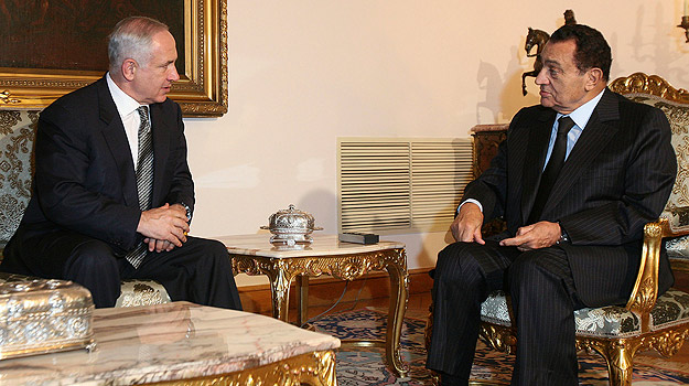 Netanyahu y Mubarak durante la reuni&oacute;n a solas que han mantenido en El Cairo.