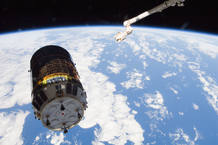 El Kounotori 3 a punto de ser capturado por el brazo robot de la ISS