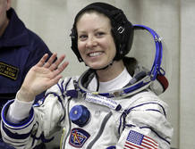 Tracy Caldwell espera a sus compa&ntilde;eras en la ISS