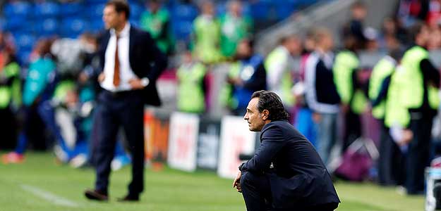 El seleccionador italiano Cesare Prandelli da órdenes a sus jugadores con la figura del seleccionador croata, Slaven Bilic, al fondo. El seleccionador italiano Cesare Prandelli da órdenes a sus jugadores con la figura del seleccionador croata, Slaven Bilic, al fondo.
