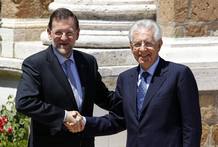 Rajoy y Monti se saludan al inicio de la cumbre entre España, Italia, Francia y Alemania Rajoy y Monti se saludan al inicio de la cumbre entre España, Italia, Francia y Alemania