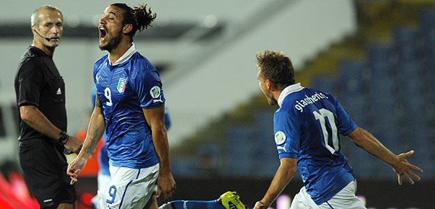 El italiano Pablo Osvaldo celebra su gol ante Bulgaria.