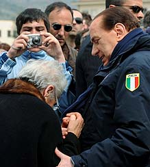 El primer ministro Berlusconi visita a los supervivientes el Domingo de Pascua.
