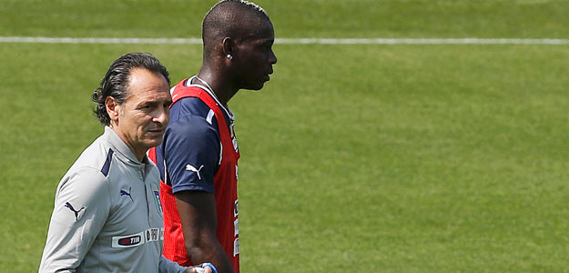 Italy's coach Prandelli talks to his player Balotelli during a training session during the Euro 2012 at Cracovia Stadium in Krakow