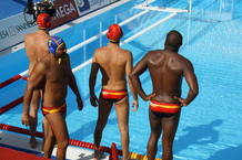 Iv&aacute;n Gallego, el portero I&ntilde;aki Aguilar e Iv&aacute;n P&eacute;rez, en la piscina del Foro It&aacute;lico.