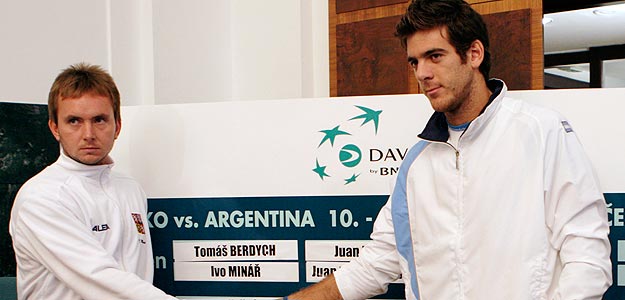 Ivo Minar saluda al argentino Juan Martín del Potro, su rival en la eliminatoria de cuartos de la Copa Davis Ivo Minar saluda al argentino Juan Martín del Potro, su rival en la eliminatoria de cuartos de la Copa Davis