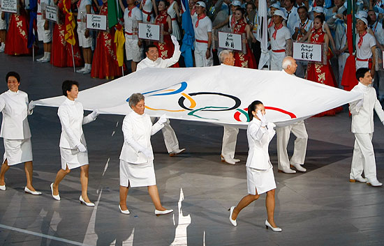 Emocionante izado de la bandera ol&iacute;mpica