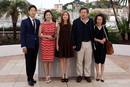 (De izquierda a derecha) el actor Yu Jun Sang, la actriz Moon Sori, Isabelle Huppert, el director director Hong Sangsoo y la actriz Youn Yuh-jung posan durante el photocall de