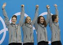 De izquierda a derecha, las nadadoras estadounidenses Missy Franklin, Dana Vollmer, Shannon Vreeland, y Allison Schmitt, celebran el oro en la prueba de los 4x200 metros en los Juegos Ol&iacute;mpicos 2012 en Londres (Reino Unido).