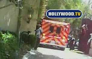 Ver v&iacute;deo  'Jackson abandona su casa en ambulancia'