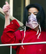 Jackson saluda a los fans que se congregan bajo la ventana de su habitaci&oacute;n de hotel en Berl&iacute;n en 2002.