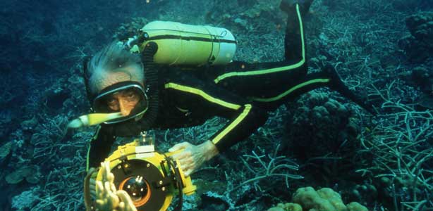 Jacques Cousteau, buceando