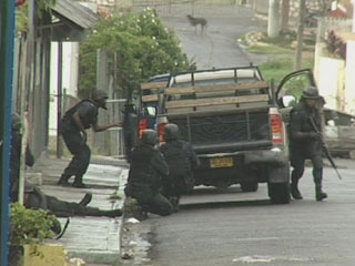 Ver v&iacute;deo  'Jamaica, en estado de emergencia por los disturbios a favor de un narcotraficante'