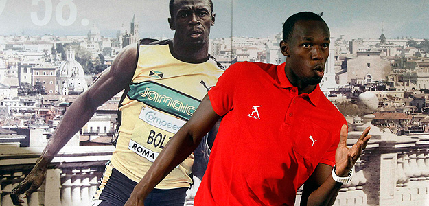 Usain Bolt bromea en la rueda de prensa.
