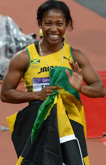 La jamaicana Shelly-Ann Fraser-Pryce celebra su victoria en los 100 metros lisos