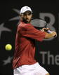 El tenista estadounidense James Blake le devuelve la bola a su rival espa&ntilde;ol David Ferrer.