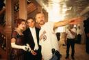 James Cameron dando instrucciones a Kate Winslet y Leonardo Dicaprio durante el rodaje de Titanic