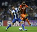 James Rodr&iacute;guez (i) y Fernandinho (d) pugnan por un bal&oacute;n en el Oporto - Shakhtar