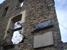 Jánovas es hoy un pueblo fantasma que está completamente en ruinas. Jánovas es hoy un pueblo fantasma que está completamente en ruinas.