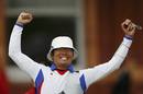El japon&eacute;s Takaharu Furukawa celebra su victoria ante el noruego Baard Nesteng durante la clasificaci&oacute;n de tiro con arco masculino.