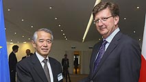 Ir al Video&nbsp;La UE y Jap&oacute;n celebran la primera ronda de negociaciones para lograr un tratado de libre comercio