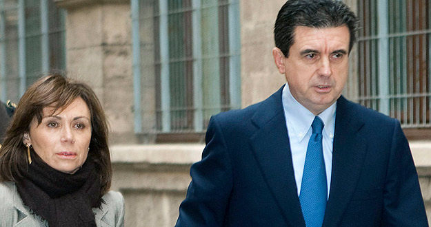 Maite Areal, esposa de Matas, junto al ex presidente balear, a su llegada a los juzgados de Palma en este segundo día de declaración. Maite Areal, esposa de Matas, junto al ex presidente balear, a su llegada a los juzgados de Palma en este segundo día de declaración.