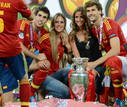 Javi Mart&iacute;nez y Fernando Llorente junto a sus parejas