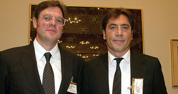 El actor espa&ntilde;ol Javier Bardem y el realizador &Aacute;lvaro Longoria posan durante una rueda de prensa sobre la situaci&oacute;n actual del Sahara Occidental.