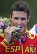 Javier G&oacute;mez Noya muerde la medalla de plata de la triatl&oacute;n masculina
