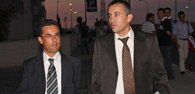 Javier Mendoza junto a Héctor Sandoval al abandonar el Hotel Auditorium Javier Mendoza junto a Héctor Sandoval al abandonar el Hotel Auditorium