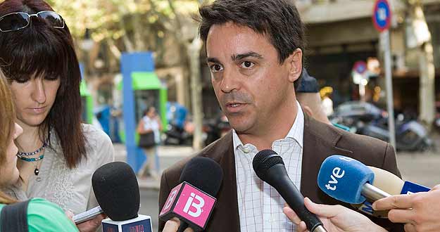 Javier Rodrigo de Santos atiende a los medios a su llegada al juicio