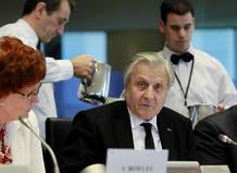 El presidente del Banco Central Europeo (BCE), Jean-Claude Trichet (dcha), comparece ante la comisi&oacute;n de Asuntos Econ&oacute;micos y Monetarios del Parlamento Europeo en Bruselas (B&eacute;lgica)