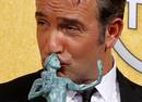 Jean Dujardin (The Artist) besa su premio a mejor actor