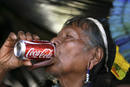 Jefe brasile&ntilde;o indio bebe un refresco