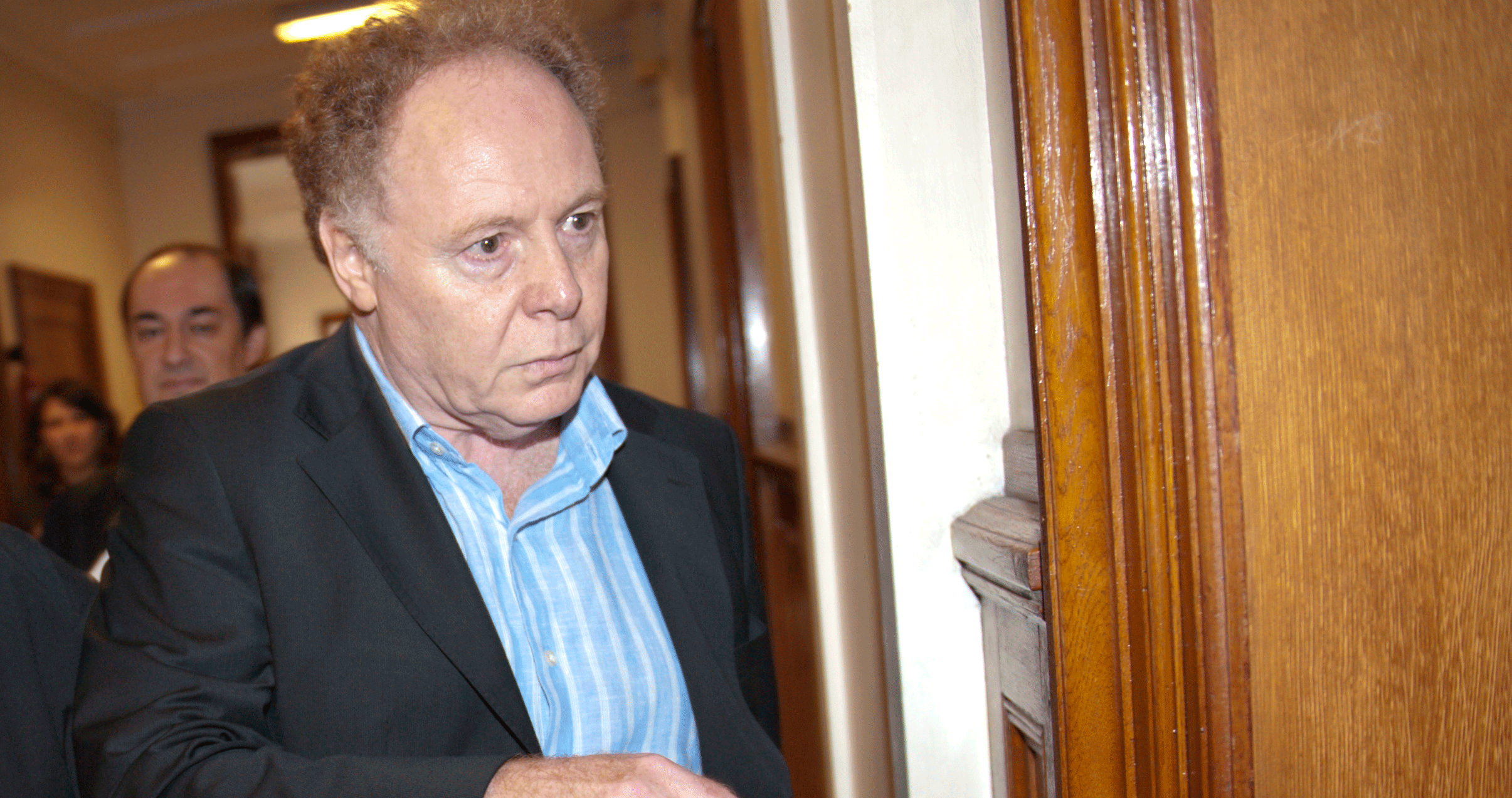 El jefe de la Iglesia de la Cienciolog&iacute;a francesa, Alain Rosenberg abandonando los juzgados de Par&iacute;s.