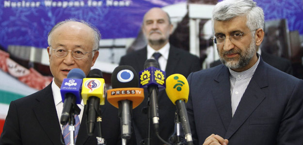 El jefe negociador nuclear iran&iacute; Saied Jalil (d) y el director general del Organismo Internacional de Energ&iacute;a At&oacute;mica (OIEA), Yukiya Amano , el lunes en Teher&aacute;n