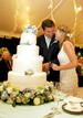 Jenna Bush, hija del presidente estadounidense, George W. Bush, junto a Henry Hager mientras cortan el pastel de bodas tras la ceremonia matrimonial celebrada en el rancho que el mandatario estadounidense tiene en Crawford, Texas (Estados Unidos) aye