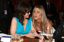 Jennifer Aniston, de confidencias con la actriz Sally Field.