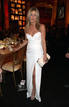 Jennifer Aniston deslumbr&oacute; con este vestido de la firma Burberry