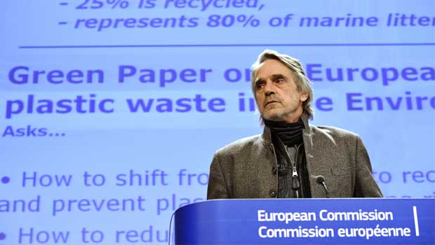 Jeremy Irons en la presentación del Libro Verde en Bruselas