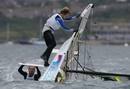 Jesse Kirkland y Alexander Kirkland intentan girar su embarcaci&oacute;n en la prueba de vela de la clase 49er