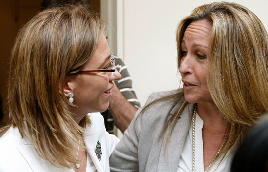 Trinidad Jim&eacute;nez bromea con Chac&oacute;n en los pasillos del Senado