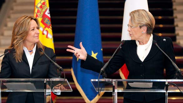La ministra de Exteriores espa&ntilde;ola, con su hom&oacute;loga francesa en Par&iacute;s.