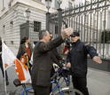 Joan Baldob&iacute; del partido Comprom&iacute;s, acude al Congreso en bicicleta